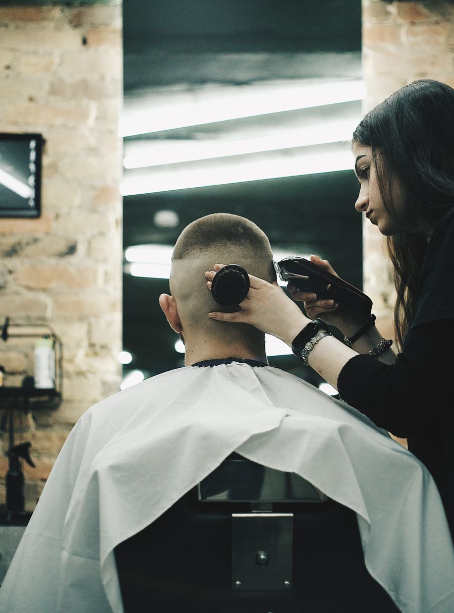 Hairdresser cutting a man's hair